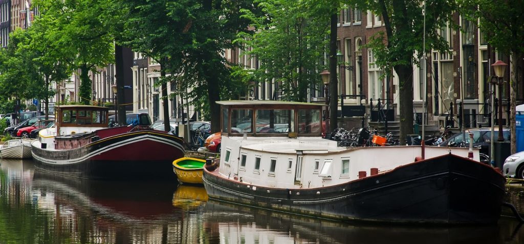 Mosty i kanały w Amsterdamie
