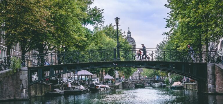 Mosty i kanaÅ‚y w Amsterdamie. Symbol holenderskiej stolicy