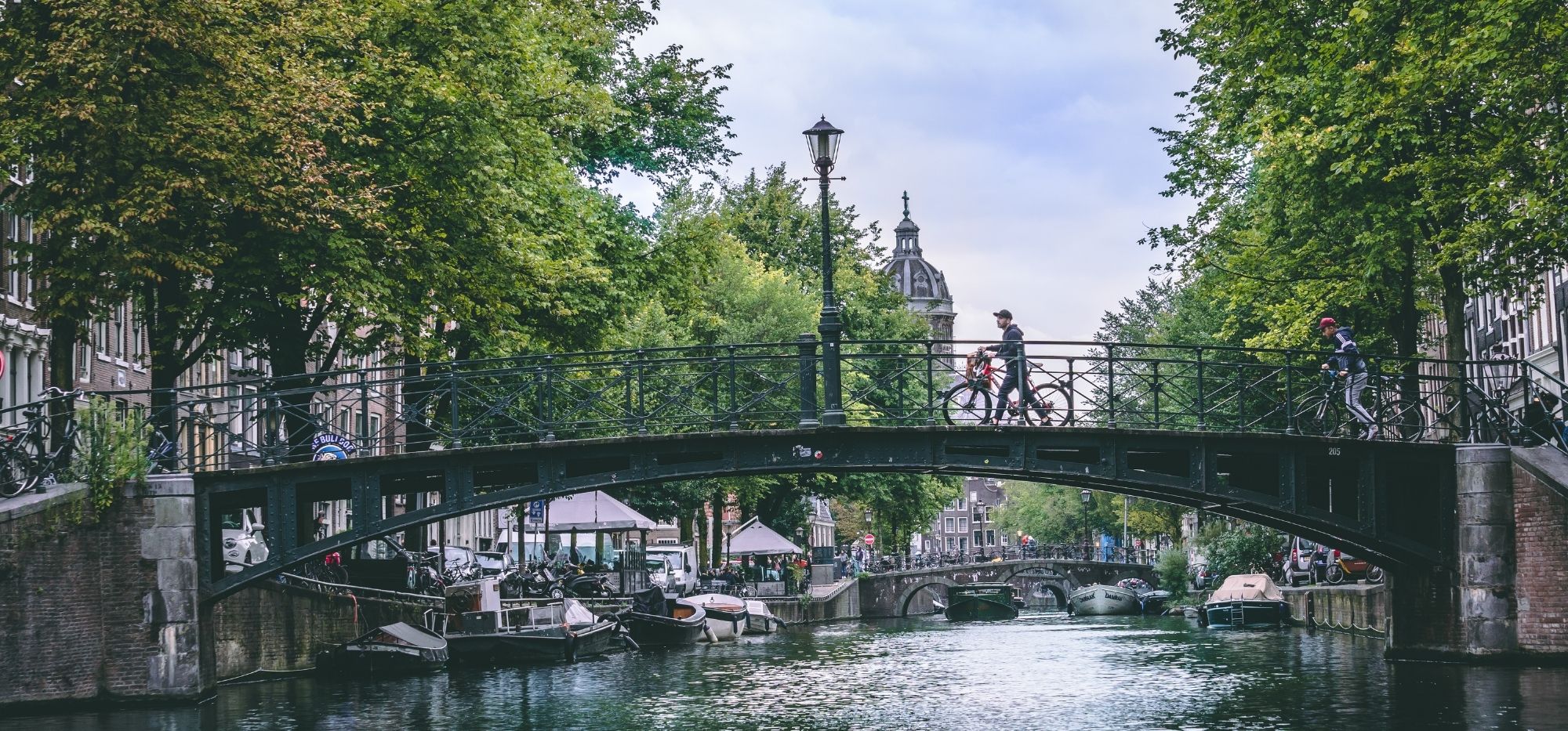Kanały i mosty w Amsterdamie - symbol holenderskiej stolicy