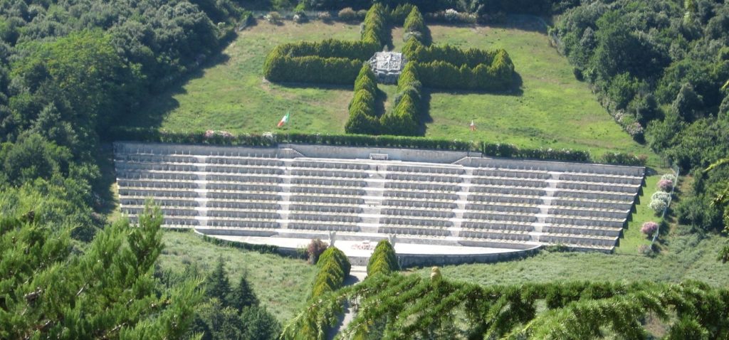 Polski cmentarz na Monte Cassino z lotu ptaka