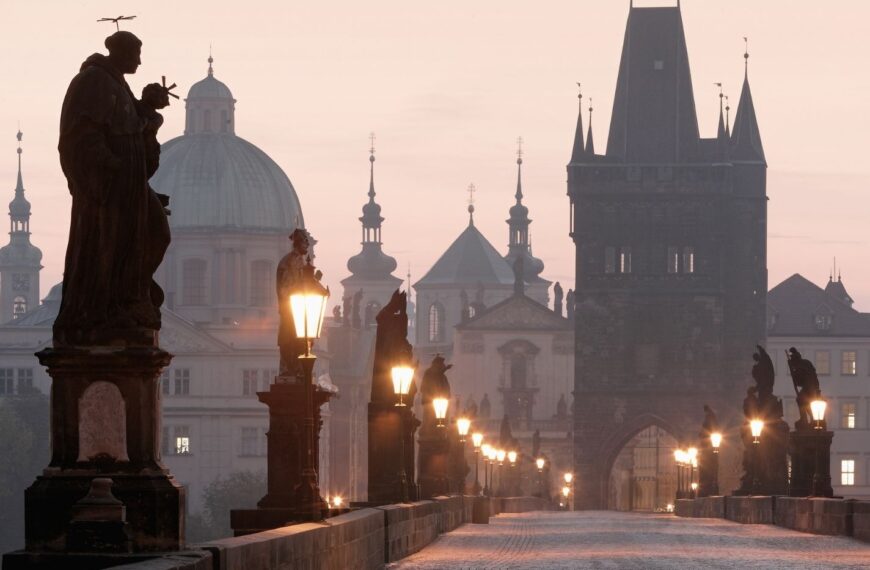 Most Karola w Pradze. Rzeźby, magia i praskie duchy