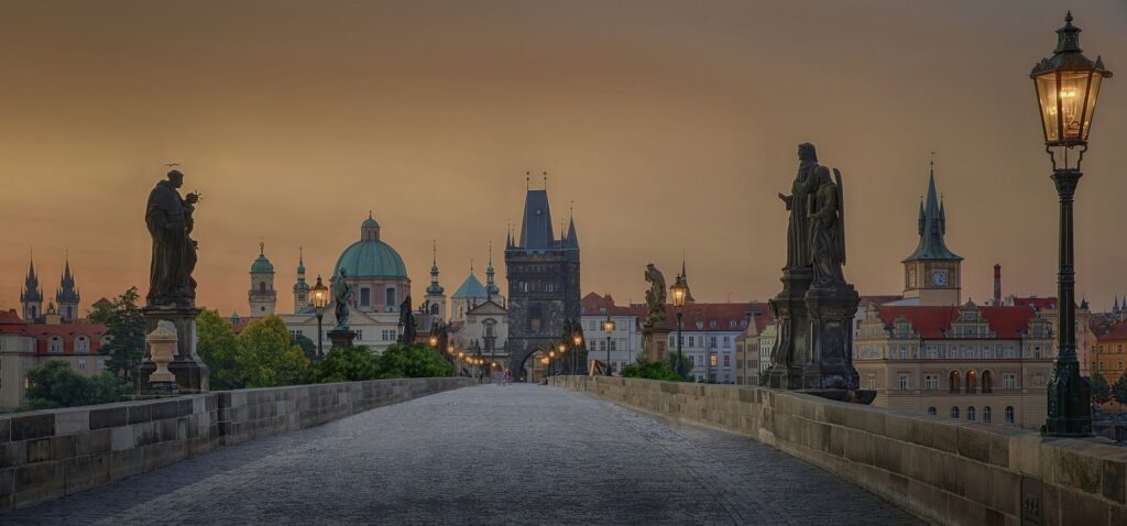 Most Karola w Pradze o zmierzchu