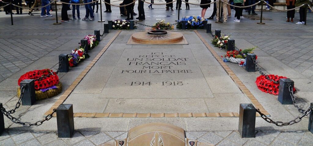 Grób Nieznanego Żołnierza pod Łukiem Triumfalnym w Paryżu