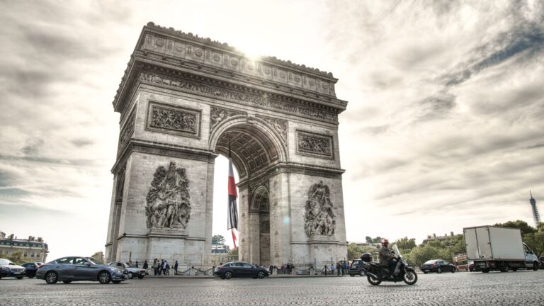 艁uk Triumfalny w Pary偶u. Z wizyt膮 na Placu Etoile