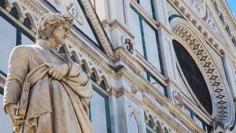 Pomnik Dantego we Florencji. Surowe oblicze poety
