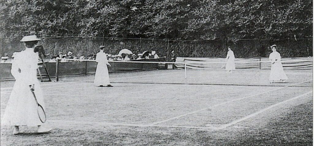Tradycyjne bia艂e stroje na Wimbledonie