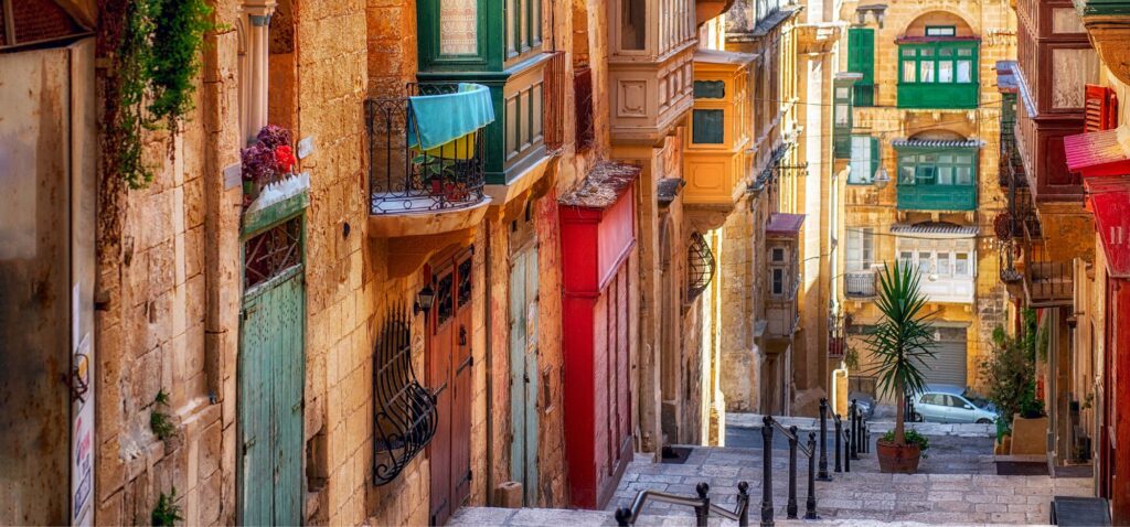 Uliczki w Valletcie - MaltaÅ„ski alfabet - CityLove