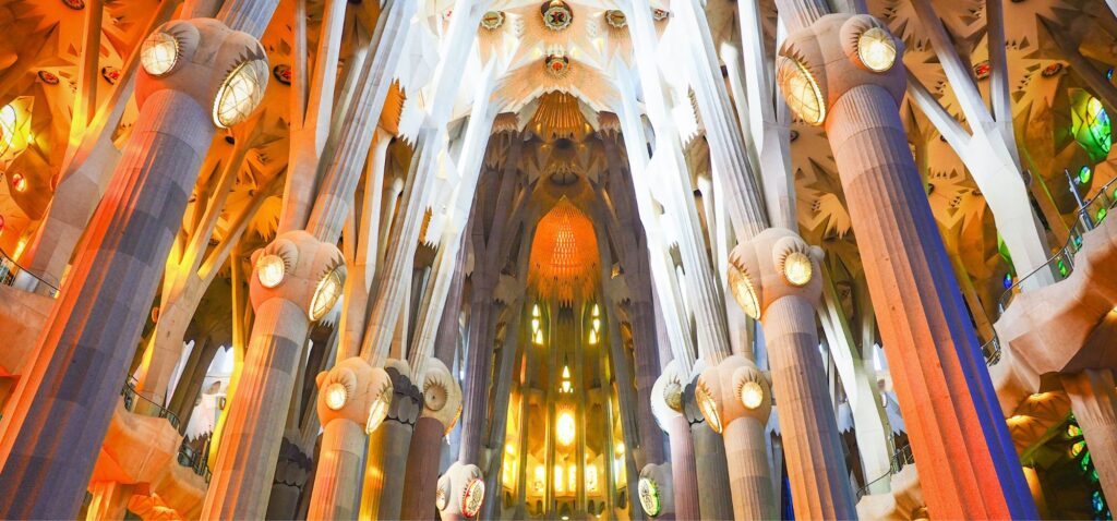 Wnętrze kościoła Sagrada Familia - City breaki w Barcelonie _ Blog Citylove