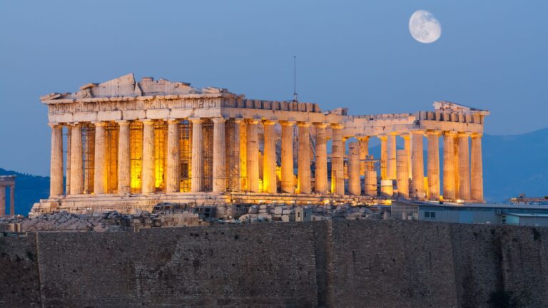 TOP 10 miejsc, kt贸re trzeba odwiedzi膰 w Atenach