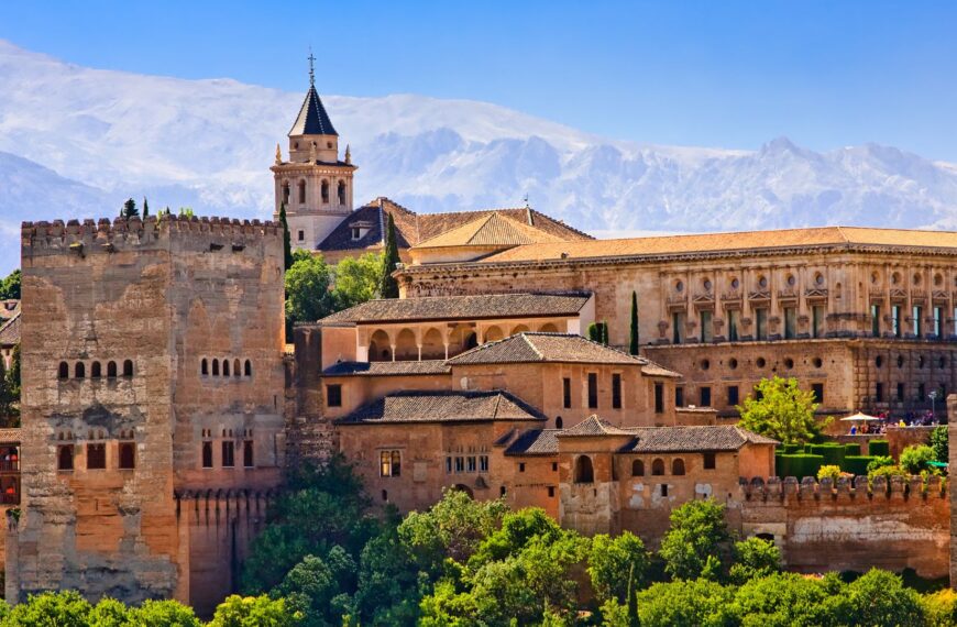 Alhambra w Grenadzie - jeden z 12 cudów Hiszpanii