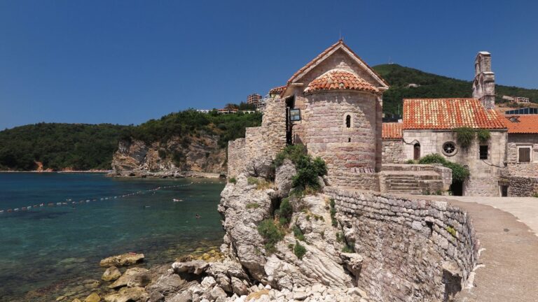 Czarnogórskie wybrzeże. Co warto zobaczyć podczas wakacji w Czarnogórze?